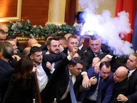 Potret DPR Chaos: Parlemen Adu Jotos, Lempar Air & Petasan