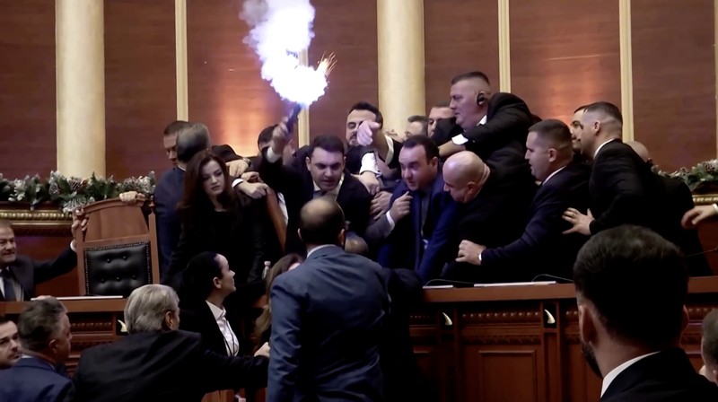 Anggota parlemen dari Partai Demokrat, partai oposisi terbesar Albania, melakukan protes terhadap pemerintah di dalam gedung parlemen di Tirana, Albania, 18 Desember 2025. (REUTERS/Stringer)