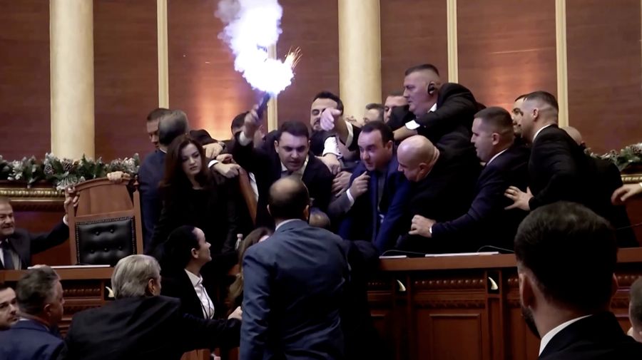 Anggota parlemen dari Partai Demokrat, partai oposisi terbesar Albania, melakukan protes terhadap pemerintah di dalam gedung parlemen di Tirana, Albania, 18 Desember 2025. (REUTERS/Stringer)