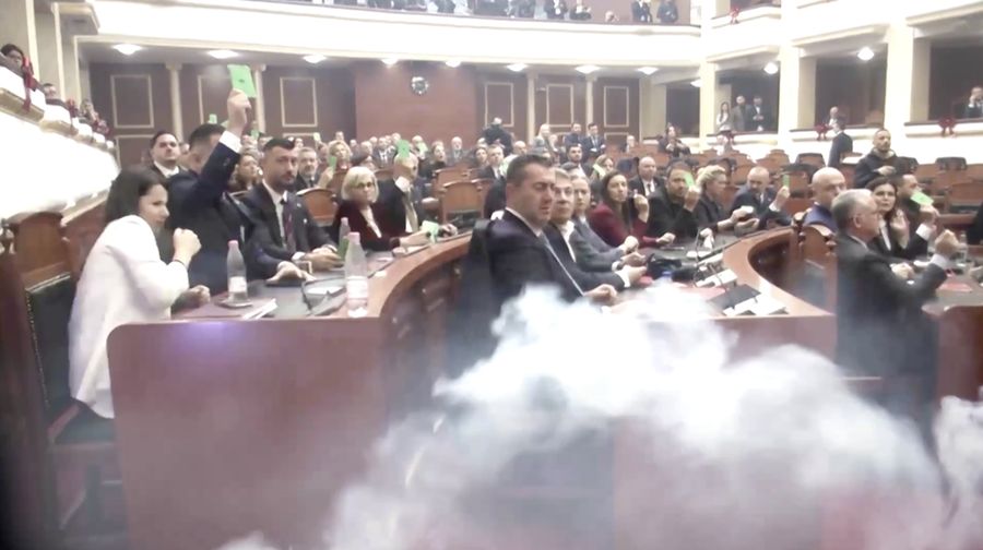 Anggota parlemen dari Partai Demokrat, partai oposisi terbesar Albania, melakukan protes terhadap pemerintah di dalam gedung parlemen di Tirana, Albania, 18 Desember 2025. (REUTERS/Stringer)