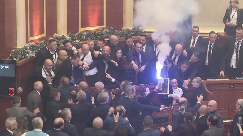 Anggota parlemen dari Partai Demokrat, partai oposisi terbesar Albania, melakukan protes terhadap pemerintah di dalam gedung parlemen di Tirana, Albania, 18 Desember 2025. (REUTERS/Stringer)