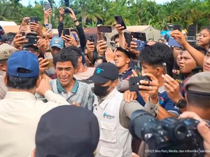 Warga di Agam Nangis saat Salam Prabowo: Tinggal Sendiri Saya Pak