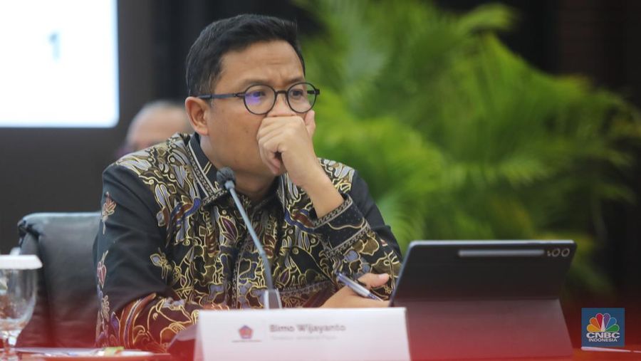 Direktur Jenderal Pajak, Bimo Wijayanto saat konferensi pers APBN KITA di Kantor Kementerian Keuangan, Jakarta, Kamis (18/12/2025). (CNBC Indonesia/Faisal Rahman)