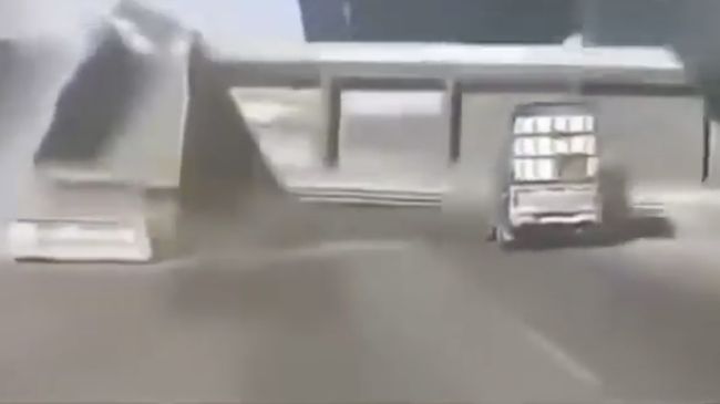 JPO Tiba-Tiba Roboh di Tengah Jalan Tol, Timpa Mobil Pengendara