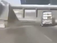 JPO Tiba-Tiba Roboh di Tengah Jalan Tol, Timpa Mobil Pengendara
