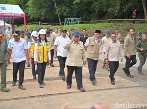 Prabowo Kunjungi Jalan Lembah Anai yang Sempat Amblas gegara Bencana