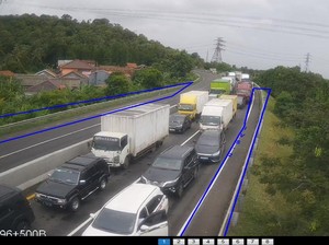 Kapal Lambat Sandar Imbas Cuaca Buruk, Antrean Kendaraan Sampai Tol Merak