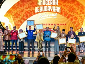 Kemenbud Berikan Penghargaan ke Tokoh Adat-Seniman, Berikut Daftarnya