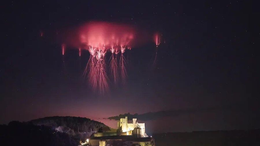 Kilatan merah yang sekilas di atas awan badai ini adalah salah satu fenomena listrik paling sulit dipahami di Bumi. (Tangkapan layar X NASA)