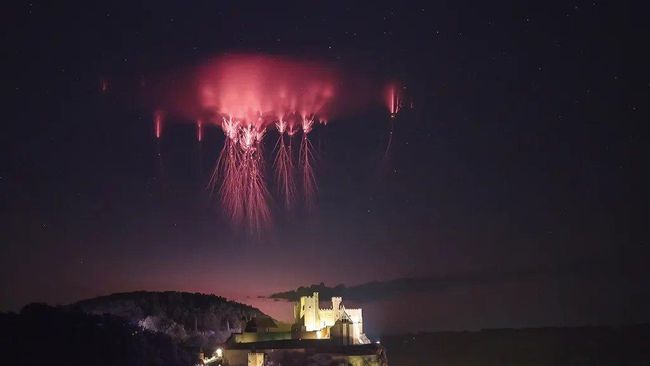 NASA Ungkap Fakta Alien Ubur-ubur Merah Muncul di Langit