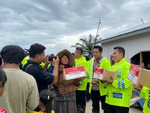 Tim Kemanusiaan Korlantas Polri Salurkan Sembako untuk Korban Banjir di Aceh Tamiang