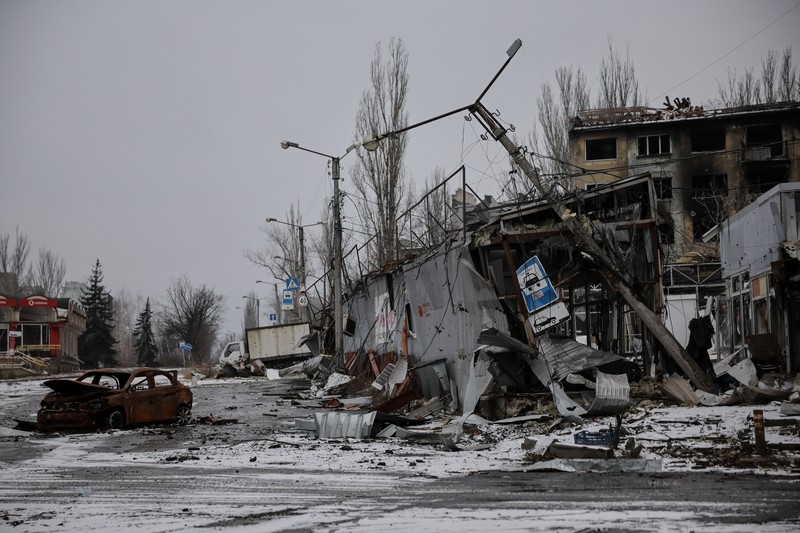 Warga berjalan di jalanan, di tengah serangan Rusia terhadap Ukraina, di kota garis depan Kostiantynivka di wilayah Donetsk, Ukraina, 18 Desember 2025. (Oleg Petrasiuk/Press Service of the 24th King Danylo Separate Mechanized Brigade of the Ukrainian Armed Forces/Handout via REUTERS)