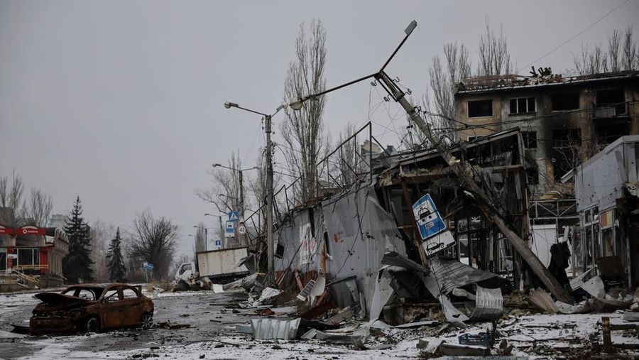 Warga berjalan di jalanan, di tengah serangan Rusia terhadap Ukraina, di kota garis depan Kostiantynivka di wilayah Donetsk, Ukraina, 18 Desember 2025. (Oleg Petrasiuk/Press Service of the 24th King Danylo Separate Mechanized Brigade of the Ukrainian Armed Forces/Handout via REUTERS)