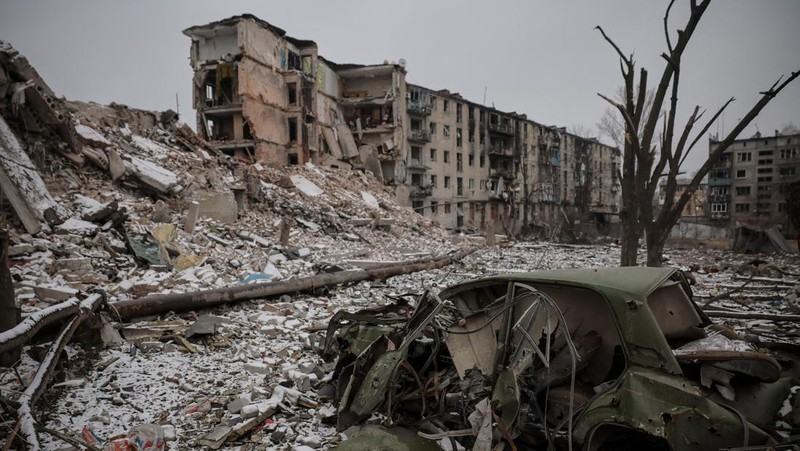 Warga berjalan di jalanan, di tengah serangan Rusia terhadap Ukraina, di kota garis depan Kostiantynivka di wilayah Donetsk, Ukraina, 18 Desember 2025. (Oleg Petrasiuk/Press Service of the 24th King Danylo Separate Mechanized Brigade of the Ukrainian Armed Forces/Handout via REUTERS)
