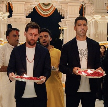 Momen Messi Bertemu Keluarga Terkaya Asia, Sujud di Kuil-Ketemu Singa