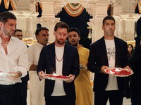 Momen Messi Bertemu Keluarga Terkaya Asia, Sujud di Kuil-Ketemu Singa