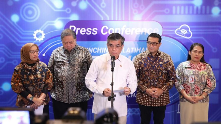 Menaker Yassierli dan Menko Airlangga saat mengumumkan soal kebijakan WFA saat libur Nataru, Kamis (18/12/2025). (Dok. Kemnaker)