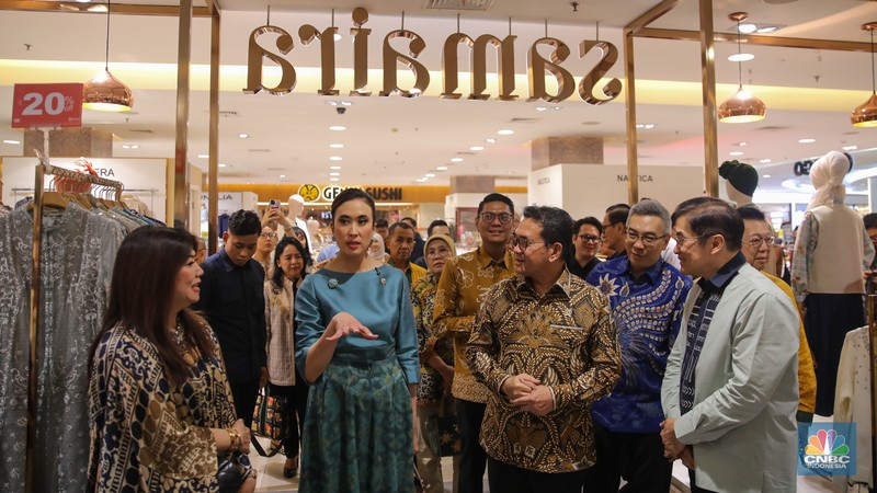 Pengunjung melihat produk yang dijual saat berbelanja di Pusat Perbelajan Kota Kasablanka, Jakarta, Kamis (18/12/2025). (CNBC Indonesia/Faisal Rahman)