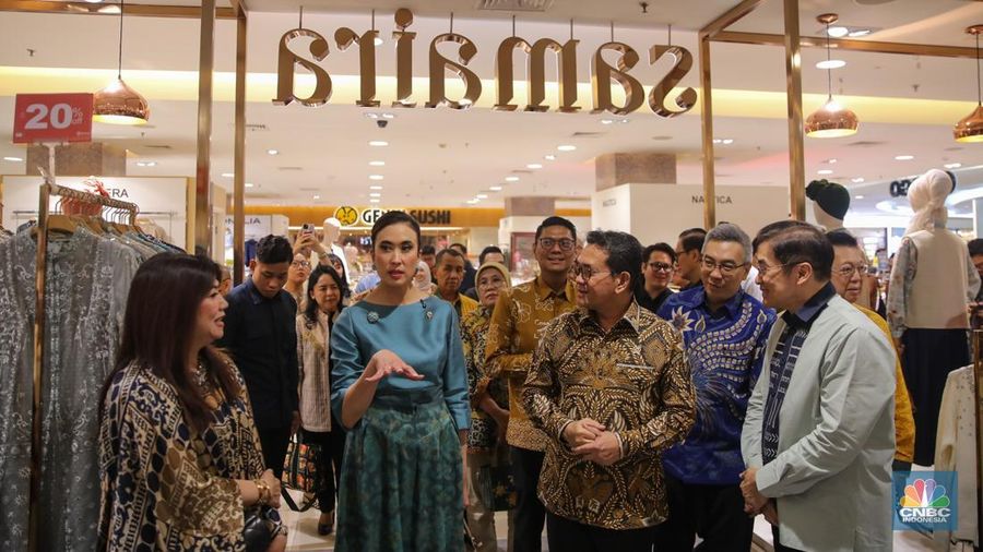 Pengunjung melihat produk yang dijual saat berbelanja di Pusat Perbelajan Kota Kasablanka, Jakarta, Kamis (18/12/2025). (CNBC Indonesia/Faisal Rahman)