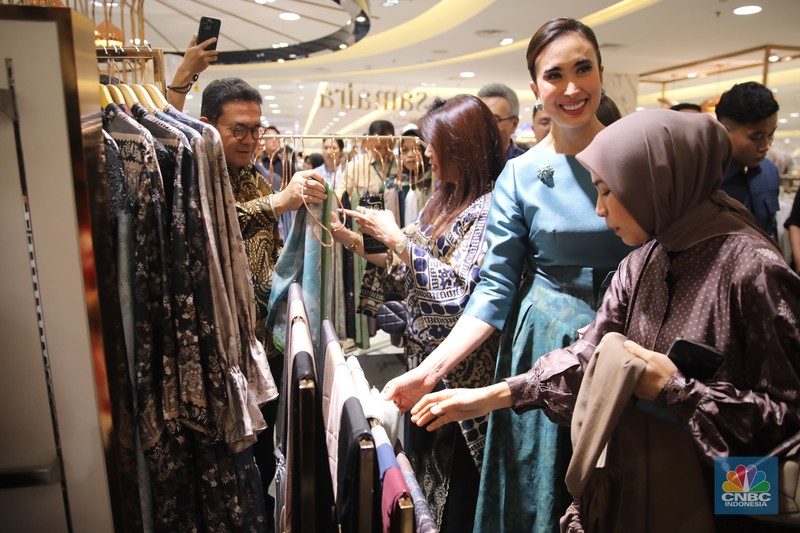 Pengunjung melihat produk yang dijual saat berbelanja di Pusat Perbelajan Kota Kasablanka, Jakarta, Kamis (18/12/2025). (CNBC Indonesia/Faisal Rahman)