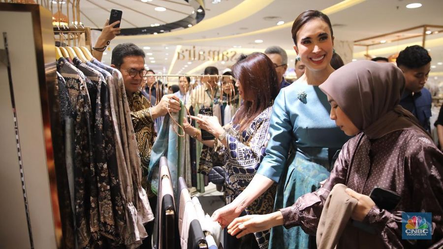 Pengunjung melihat produk yang dijual saat berbelanja di Pusat Perbelajan Kota Kasablanka, Jakarta, Kamis (18/12/2025). (CNBC Indonesia/Faisal Rahman)