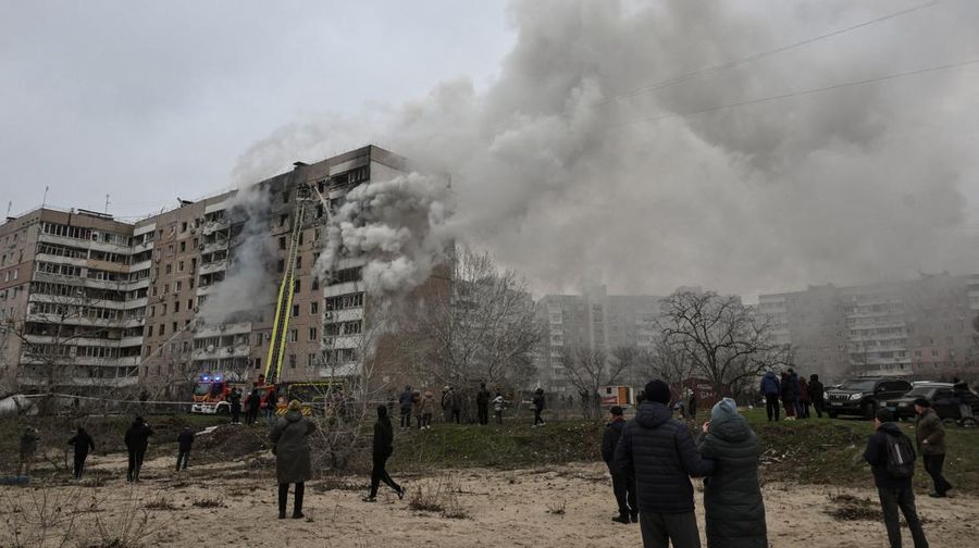 Militer Rusia meluncurkan serangan Udara ke kota Zaporizhzhia, Ukraina. Total ada 32 orang dilaporkan terluka akibat serangan tersebut. (via REUTERS/STATE EMERGENCY SERVICE OF UKRAI)