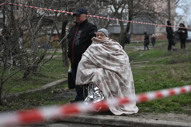Militer Rusia meluncurkan serangan Udara ke kota Zaporizhzhia, Ukraina. Total ada 32 orang dilaporkan terluka akibat serangan tersebut. (via REUTERS/STATE EMERGENCY SERVICE OF UKRAI)