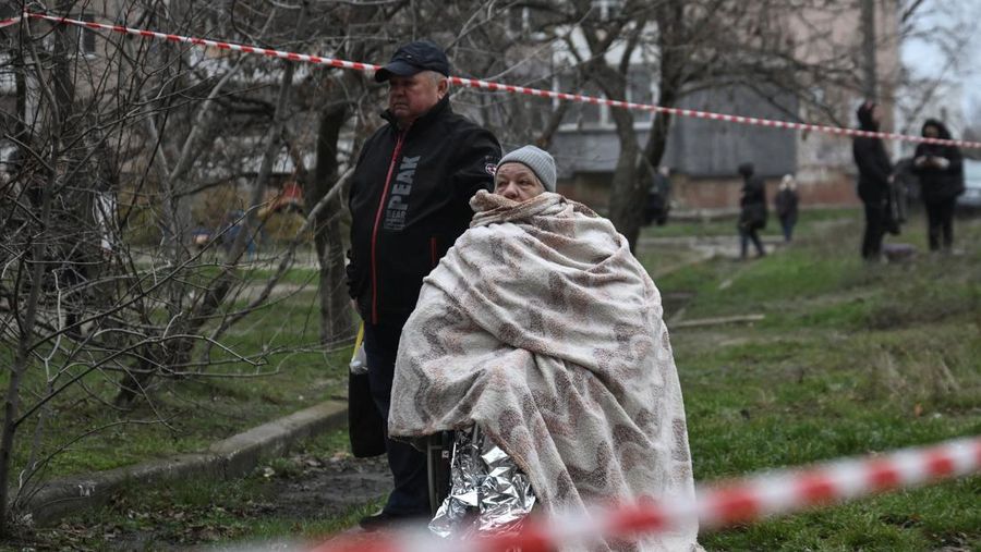 Militer Rusia meluncurkan serangan Udara ke kota Zaporizhzhia, Ukraina. Total ada 32 orang dilaporkan terluka akibat serangan tersebut. (via REUTERS/STATE EMERGENCY SERVICE OF UKRAI)