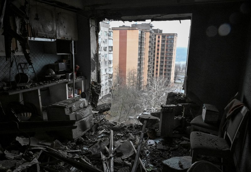 Militer Rusia meluncurkan serangan Udara ke kota Zaporizhzhia, Ukraina. Total ada 32 orang dilaporkan terluka akibat serangan tersebut. (via REUTERS/STATE EMERGENCY SERVICE OF UKRAI)