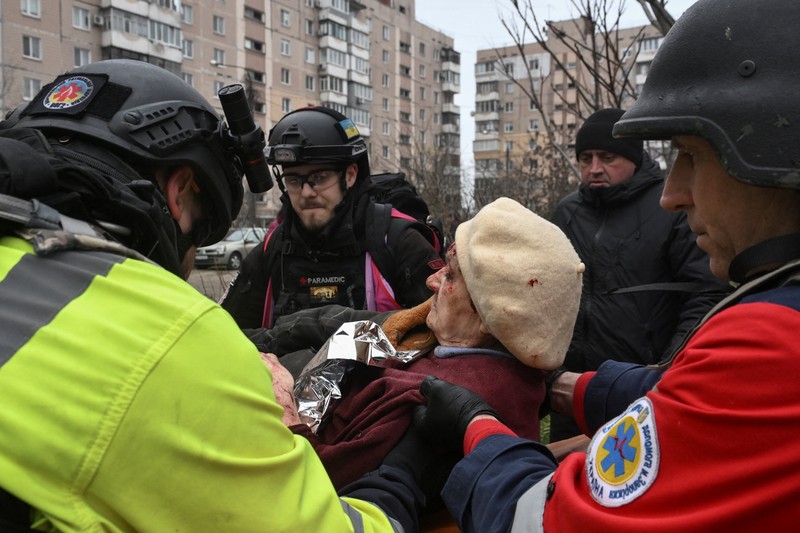 Militer Rusia meluncurkan serangan Udara ke kota Zaporizhzhia, Ukraina. Total ada 32 orang dilaporkan terluka akibat serangan tersebut. (via REUTERS/STATE EMERGENCY SERVICE OF UKRAI)