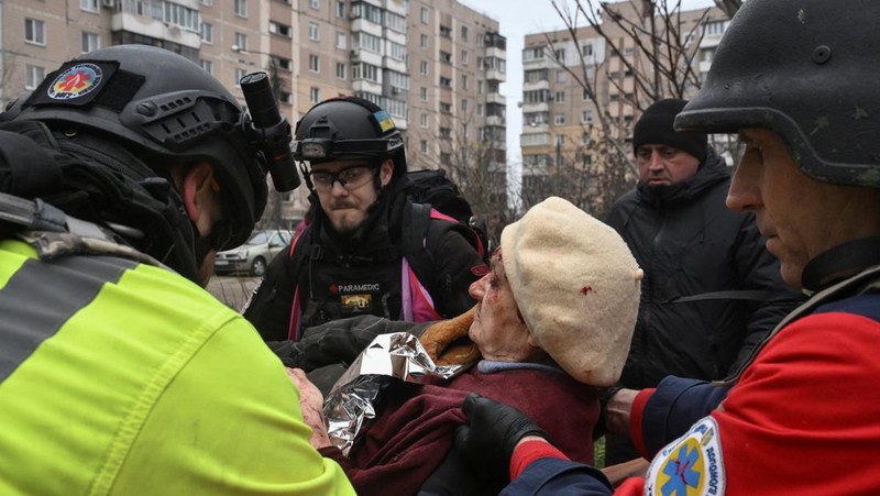 Militer Rusia meluncurkan serangan Udara ke kota Zaporizhzhia, Ukraina. Total ada 32 orang dilaporkan terluka akibat serangan tersebut. (via REUTERS/STATE EMERGENCY SERVICE OF UKRAI)