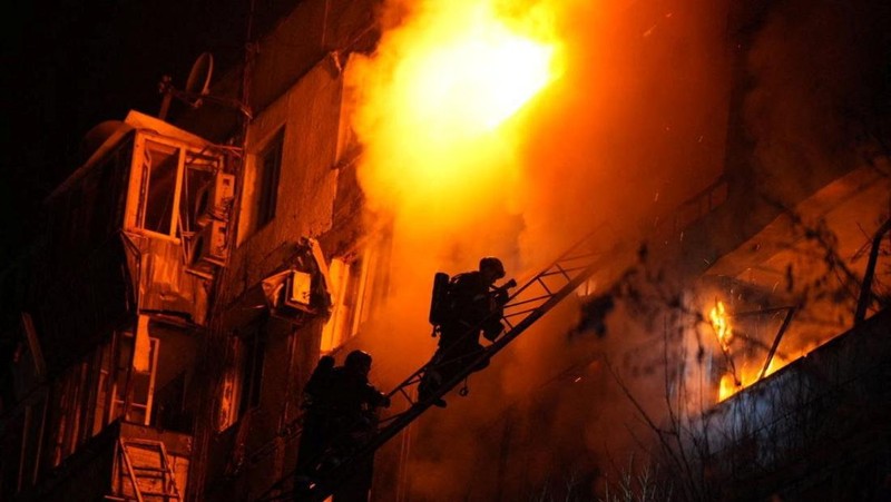 Militer Rusia meluncurkan serangan Udara ke kota Zaporizhzhia, Ukraina. Total ada 32 orang dilaporkan terluka akibat serangan tersebut. (via REUTERS/STATE EMERGENCY SERVICE OF UKRAI)