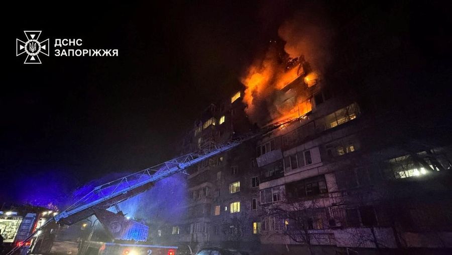 Militer Rusia meluncurkan serangan Udara ke kota Zaporizhzhia, Ukraina. Total ada 32 orang dilaporkan terluka akibat serangan tersebut. (via REUTERS/STATE EMERGENCY SERVICE OF UKRAI)