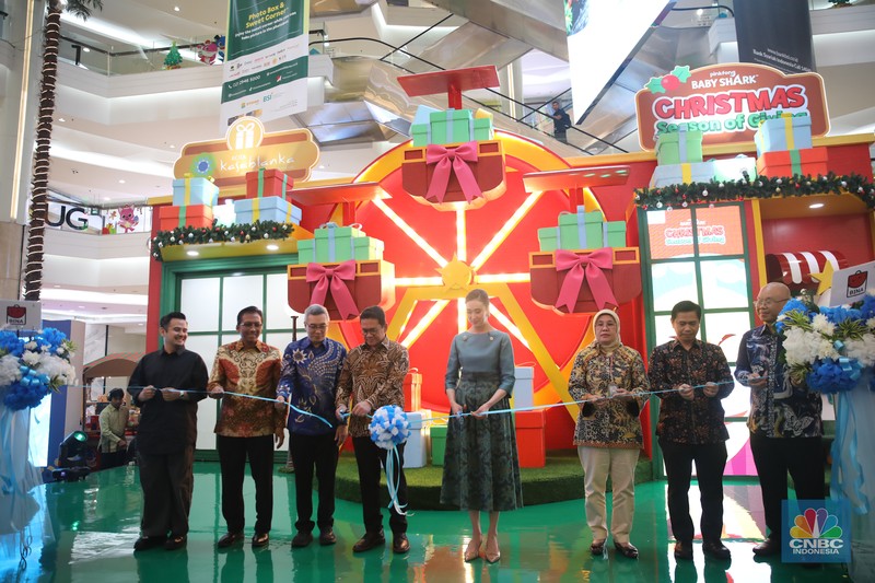 Pengunjung melihat produk yang dijual saat berbelanja di Pusat Perbelajan Kota Kasablanka, Jakarta, Kamis (18/12/2025). (CNBC Indonesia/Faisal Rahman)