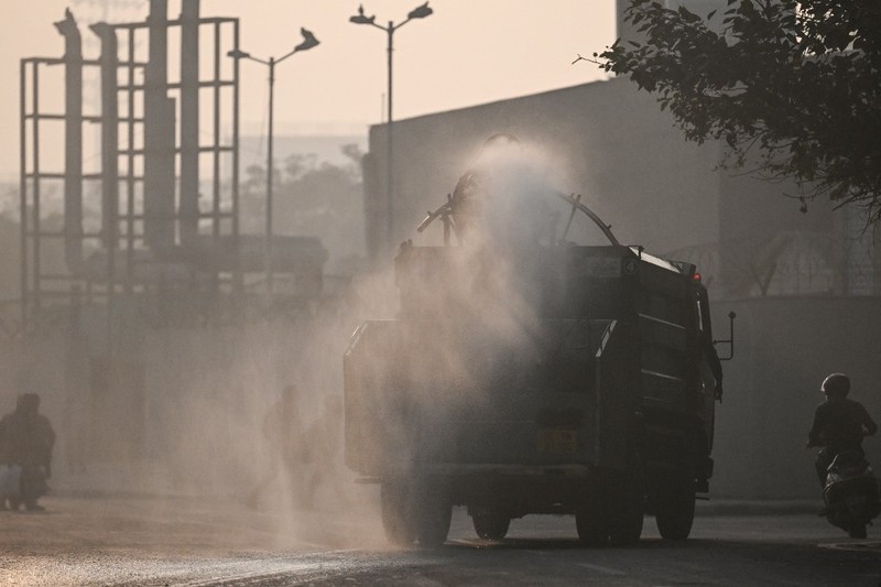 Pemandangan udara gedung-gedung melalui kabut asap selama polusi udara yang sedang berlangsung di atas New Delhi, India, 24 November 2025. (REUTERS/Gabrielle Fonseca Johnson)