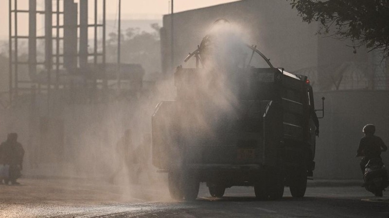 Pemandangan udara gedung-gedung melalui kabut asap selama polusi udara yang sedang berlangsung di atas New Delhi, India, 24 November 2025. (REUTERS/Gabrielle Fonseca Johnson)
