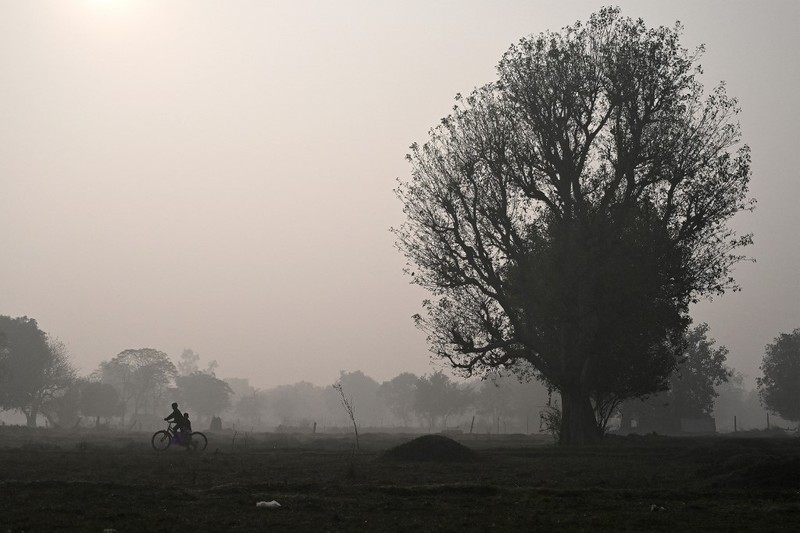 Pemandangan udara gedung-gedung melalui kabut asap selama polusi udara yang sedang berlangsung di atas New Delhi, India, 24 November 2025. (REUTERS/Gabrielle Fonseca Johnson)