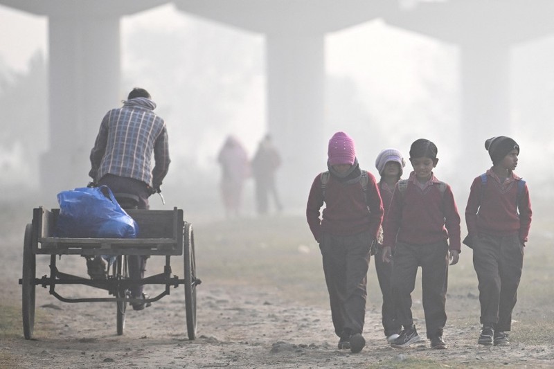Pemandangan udara gedung-gedung melalui kabut asap selama polusi udara yang sedang berlangsung di atas New Delhi, India, 24 November 2025. (REUTERS/Gabrielle Fonseca Johnson)