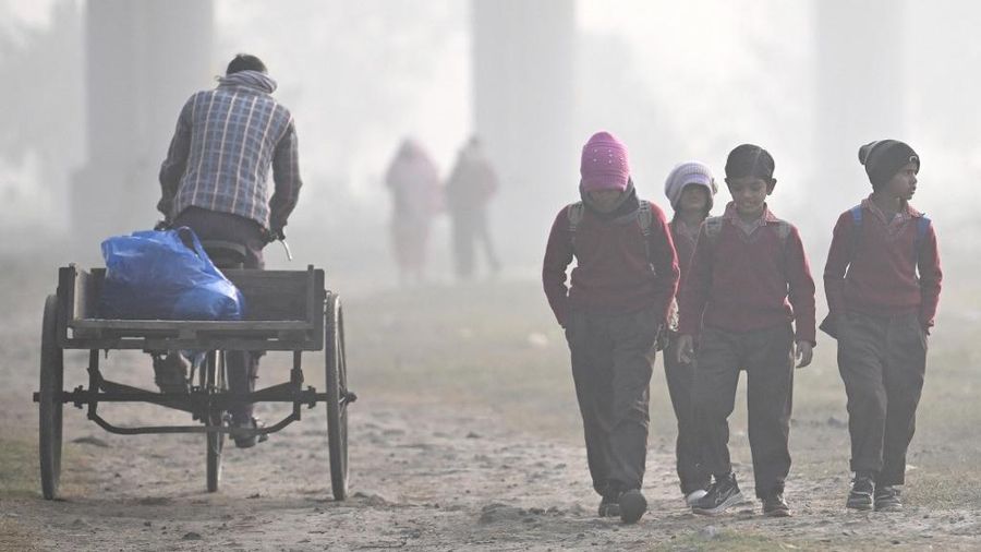 Pemandangan udara gedung-gedung melalui kabut asap selama polusi udara yang sedang berlangsung di atas New Delhi, India, 24 November 2025. (REUTERS/Gabrielle Fonseca Johnson)