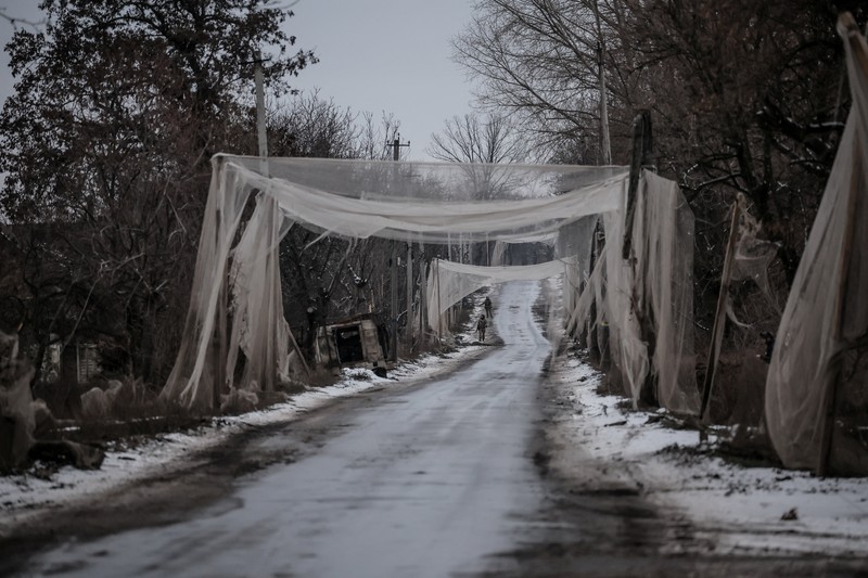 Warga berjalan di jalanan, di tengah serangan Rusia terhadap Ukraina, di kota garis depan Kostiantynivka di wilayah Donetsk, Ukraina, 18 Desember 2025. (Oleg Petrasiuk/Press Service of the 24th King Danylo Separate Mechanized Brigade of the Ukrainian Armed Forces/Handout via REUTERS)