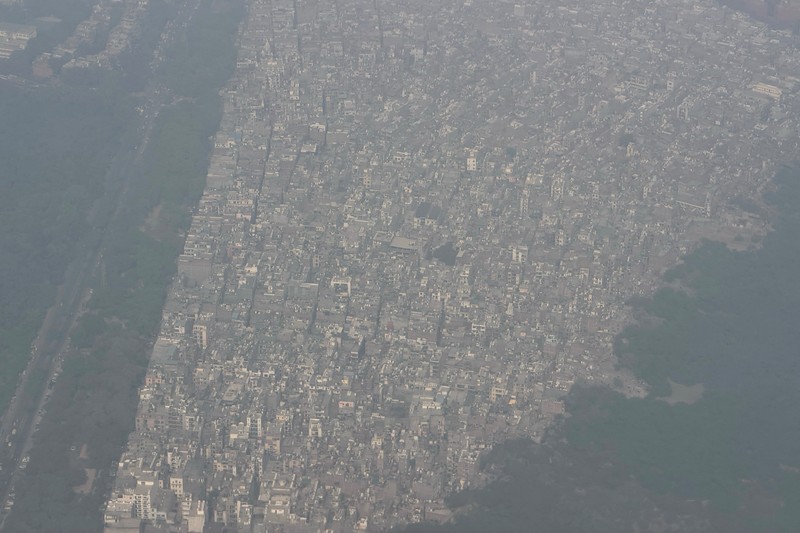 Pemandangan udara gedung-gedung melalui kabut asap selama polusi udara yang sedang berlangsung di atas New Delhi, India, 24 November 2025. (REUTERS/Gabrielle Fonseca Johnson)