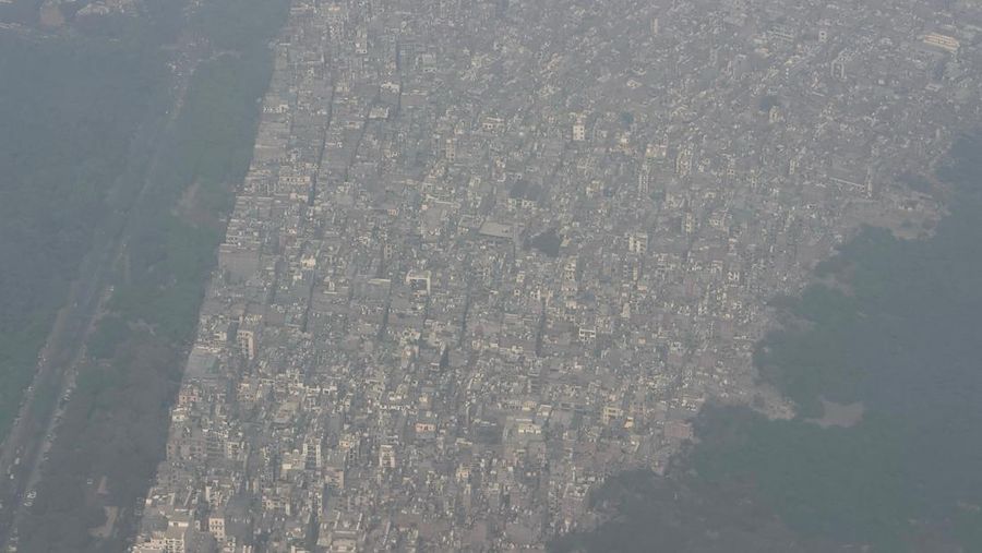 Pemandangan udara gedung-gedung melalui kabut asap selama polusi udara yang sedang berlangsung di atas New Delhi, India, 24 November 2025. (REUTERS/Gabrielle Fonseca Johnson)