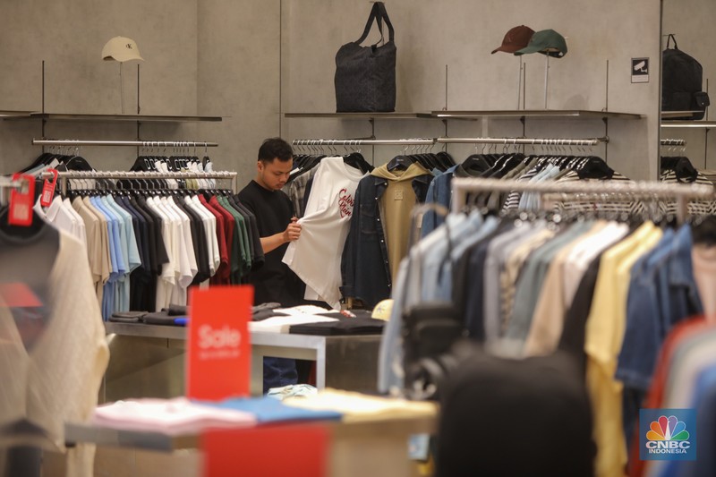 Pengunjung melihat produk yang dijual saat berbelanja di Pusat Perbelajan Kota Kasablanka, Jakarta, Kamis (18/12/2025). (CNBC Indonesia/Faisal Rahman)
