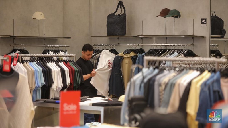 Pengunjung melihat produk yang dijual saat berbelanja di Pusat Perbelajan Kota Kasablanka, Jakarta, Kamis (18/12/2025). (CNBC Indonesia/Faisal Rahman)