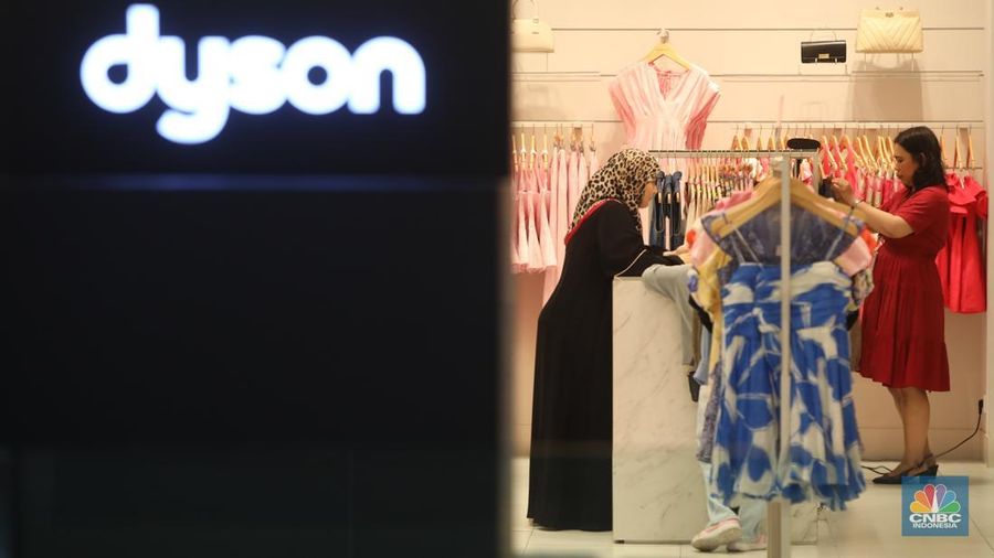 Pengunjung melihat produk yang dijual saat berbelanja di Pusat Perbelajan Kota Kasablanka, Jakarta, Kamis (18/12/2025). (CNBC Indonesia/Faisal Rahman)