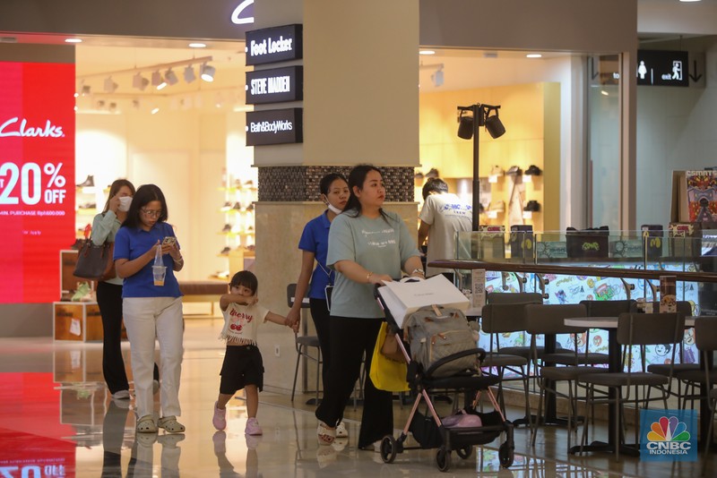 Pengunjung melihat produk yang dijual saat berbelanja di Pusat Perbelajan Kota Kasablanka, Jakarta, Kamis (18/12/2025). (CNBC Indonesia/Faisal Rahman)