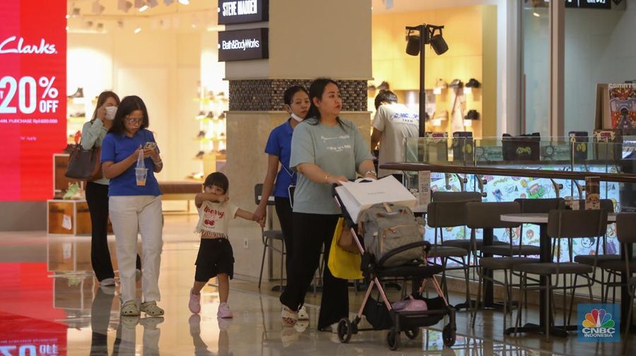 Pengunjung melihat produk yang dijual saat berbelanja di Pusat Perbelajan Kota Kasablanka, Jakarta, Kamis (18/12/2025). (CNBC Indonesia/Faisal Rahman)