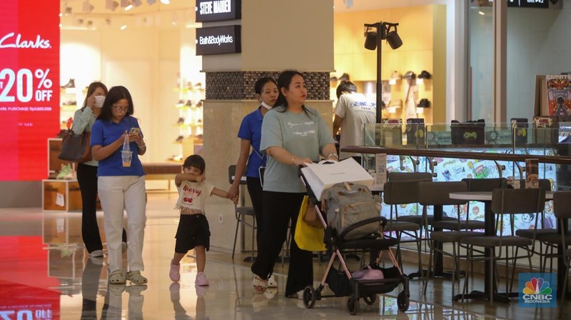 Pengunjung melihat produk yang dijual saat berbelanja di Pusat Perbelajan Kota Kasablanka, Jakarta, Kamis (18/12/2025). (CNBC Indonesia/Faisal Rahman)