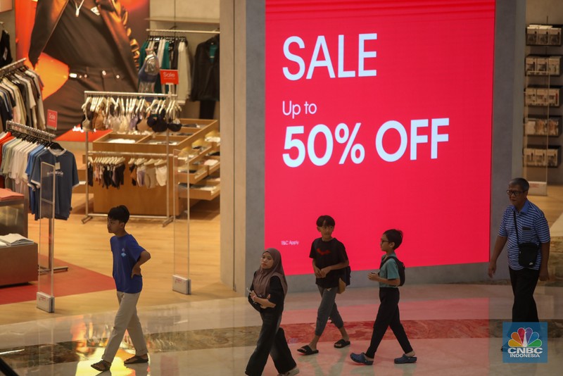 Pengunjung melihat produk yang dijual saat berbelanja di Pusat Perbelajan Kota Kasablanka, Jakarta, Kamis (18/12/2025). (CNBC Indonesia/Faisal Rahman)