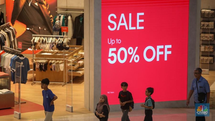 Pengunjung melihat produk yang dijual saat berbelanja di Pusat Perbelajan Kota Kasablanka, Jakarta, Kamis (18/12/2025). (CNBC Indonesia/Faisal Rahman)
